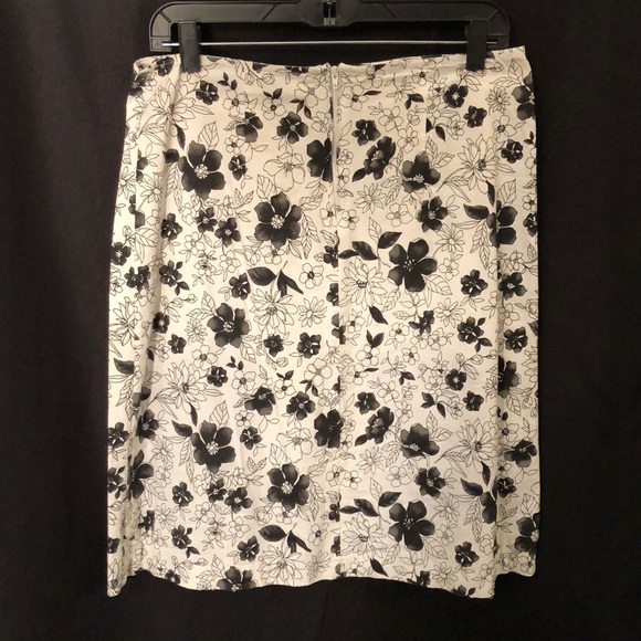 🔥5 for $25🔥 Floral Skirt - Picture 2 of 3